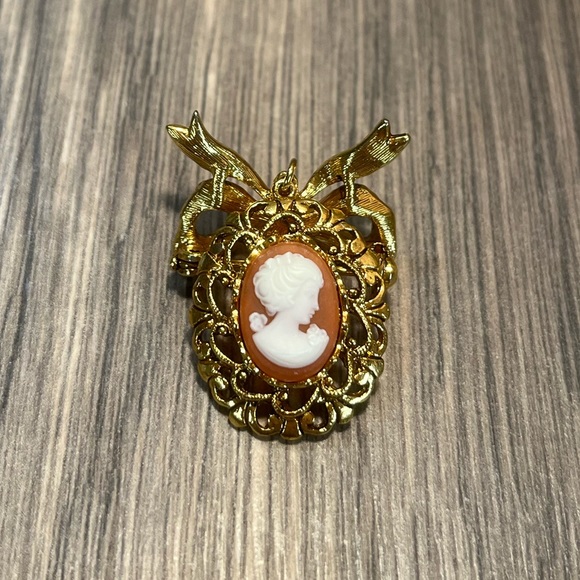 Vintage Cameo Brooch w/ Bow - Picture 4 of 7